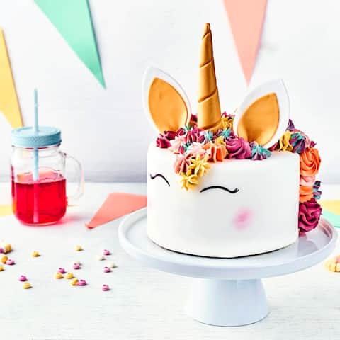 Beglücken Sie doch einmal Ihre Liebsten mit dieser Einhorn-Motiv-Torte. Ob zum Kindergeburtstag, zur Party oder als Geschenk: Hier liegen Sie immer voll im Trend!