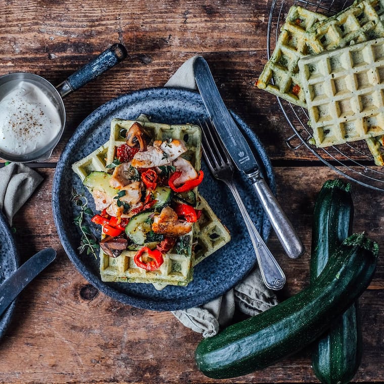 Mozzarella-Waffeln mit Chicken-Topping