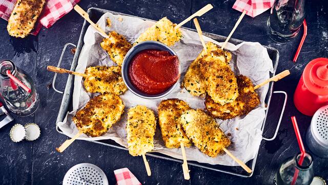 Mozzarellasticks mit Ketchup