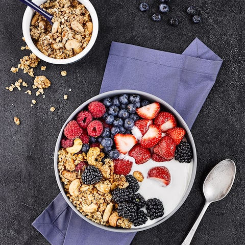 Unser Frühstückstipp: Probieren Sie unsere Müsli Bowl mit Naturjoghurt, gemischten Beeren und selbstgemachtem Granola aus Cashewkernen und Ahornsirup!
