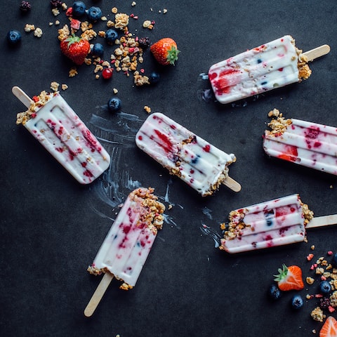 Müsli zum Einfrieren? Unsere leckeren Müsli-Eis-Pops mit Beeren und Honig bestehen aus Joghurt, leckerem Knusper-Müsli, Honig und allerlei frischen Beeren. Stiel rein und los gehts!