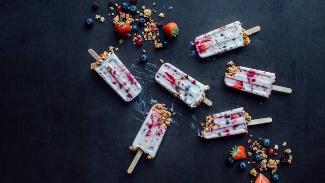 Müsli-Eis-Pops mit Beeren und Honig