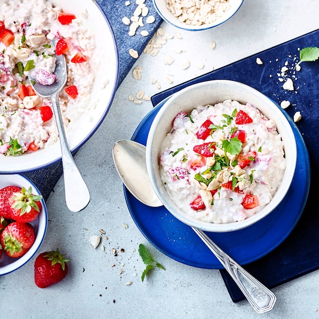 Sie wollen ein natürlich leckeres Frühstück? Probieren Sie doch mal unser fruchtig-herzhaftes Müsli aus Haferflocken, Nüssen, Erdbeeren und Hüttenkäse.