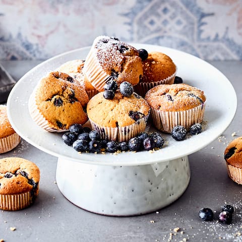 Haben Sie Appetit auf ein fruchtiges Sommergebäck? Dann probieren Sie unsere schnellen Muffins aus gemahlenen Mandeln mit Blaubeeren – fertig in 40 Minuten!