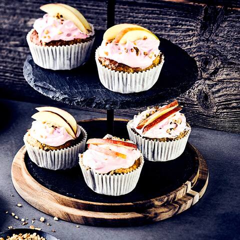 Backen ohne Zucker, wir zeigen wie es geht. Unsere Möhren-Muffins kriegen ihre Süße durch die Möhren, Mandeln und Apfelmus.