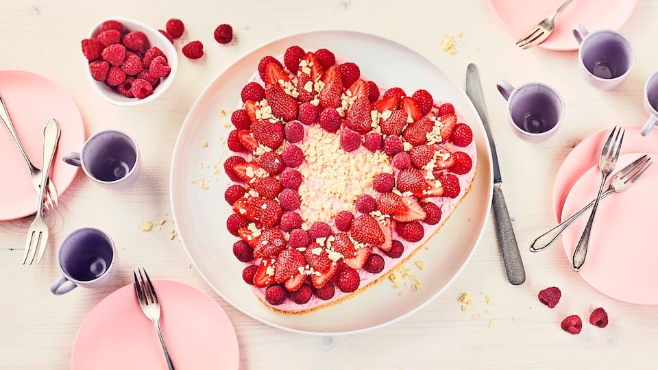 Luftiger Biskuit, gefüllt mit einer köstlichen Erdbeer-Vanillecreme mit Erdbeerlikör und anschließend mit Erdbeeren, Himbeeren und weißer Schokolade dekoriert. 