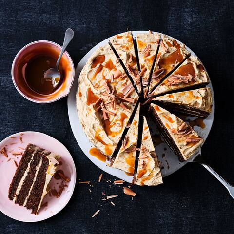 Carrot Cake ist ein wahrer Genuss und super saftig. Unser Rezept beinhaltet neben Möhren, Schokolade und Karamellcreme auch einen Espresso.