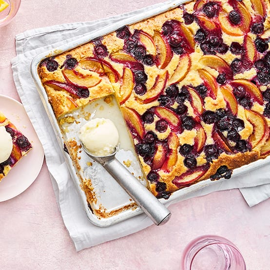 Nektarinen-Aprikosen-Kuchen mit Heidelbeeren