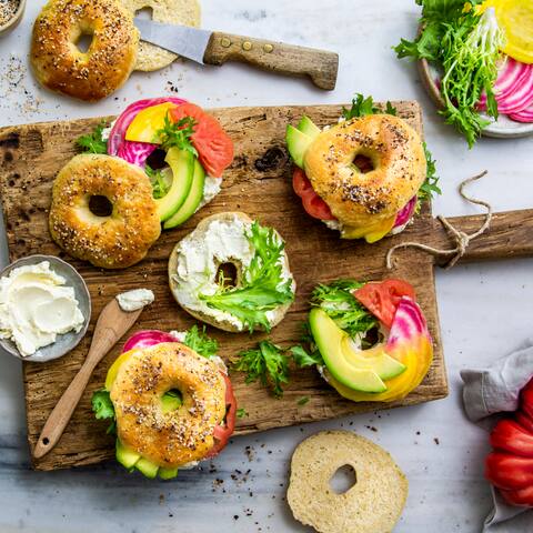 Bagels wie in New-York-City: Selbstgemachte New-York-Style-Bagels mit Frischkäse, Avocado, Salat und zweierlei Ringel-Bete. 