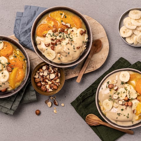 Ein veganes „Eis“ auf Grundlage von Bananen: Nicecream mit Haferdrink und Ahornsirup und dazu jede Menge leckere Toppings. 
