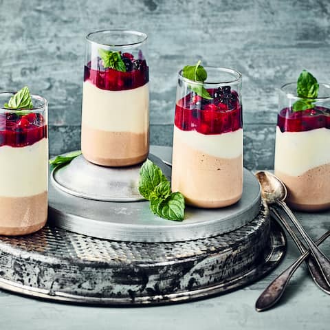 Verzaubern Sie Ihre Liebsten mit diesem raffinierten Dessert: Probieren Sie unsere Nougat-Marzipan-Creme mit Sahne an einem fruchtigen Kompott aus gemischten Beeren, Zimt und Multivitaminsaft!