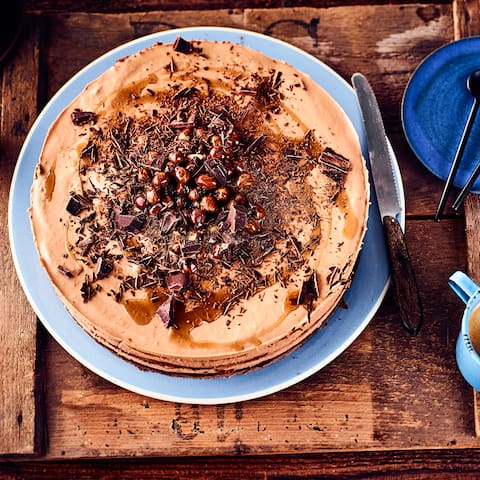 Ein krümeliger Schoko-Nuss-Boden getoppt mit köstlicher Nougat-Creme und lecker dekoriert – unsere Nougat Torte ist ein wahrgewordener Traum. 