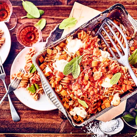 Bereiten Sie mit unserem Nudelgratin-Rezept einen leckeren Nudelauflauf mit Süßkartoffeln zu. Garniert wird er mit Ziegenfrischkäse. 
