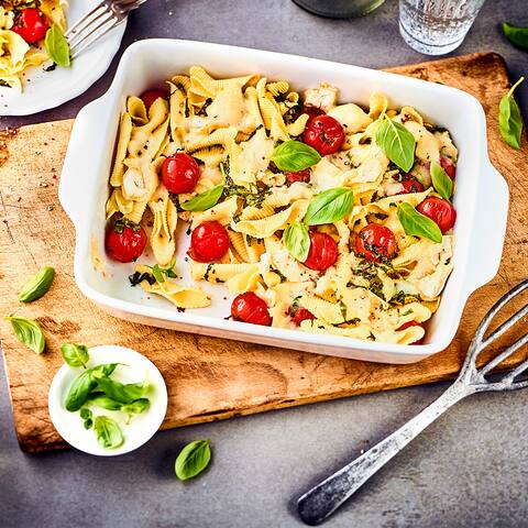 Unser Tipp für ein leckeres Pastagericht aus dem Ofen: Probieren Sie unser Rezept für Nudeln mit Cocktailtomaten, Ziegenkäse und Basilikum einmal aus – fertig in 45 Minuten!