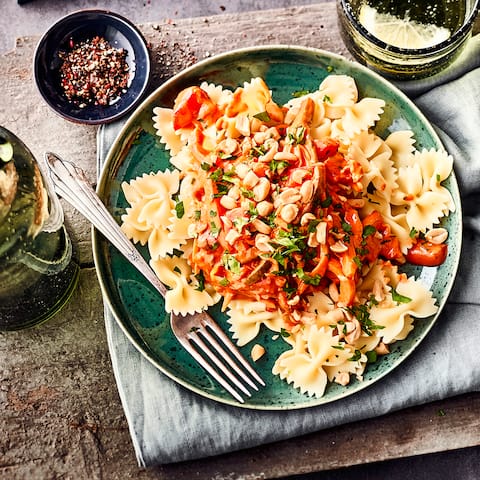 Mandelmus als Salatdressing? - Passt super! Probieren Sie unseren veganen und bunten Nudelsalat mit Paprika, Spitzkohl, frischen Kräutern und Mandelmus.
