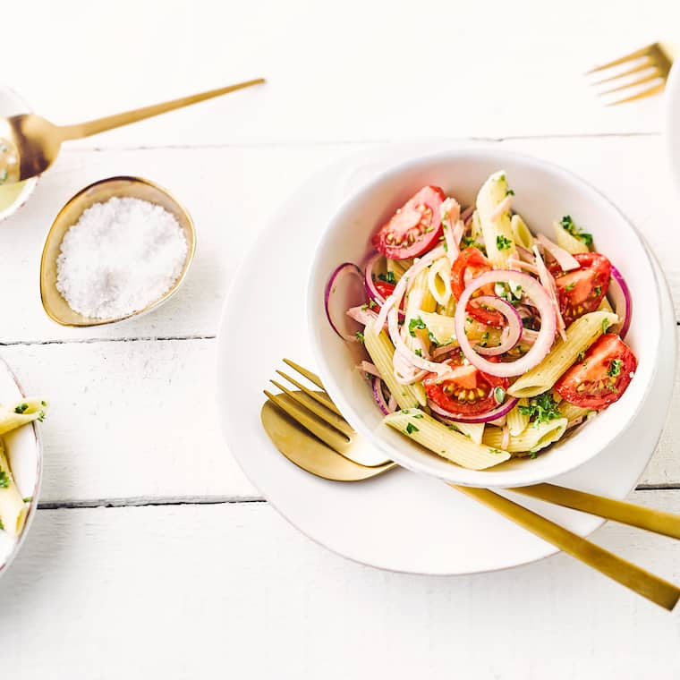 Nudelsalat mit Tomaten