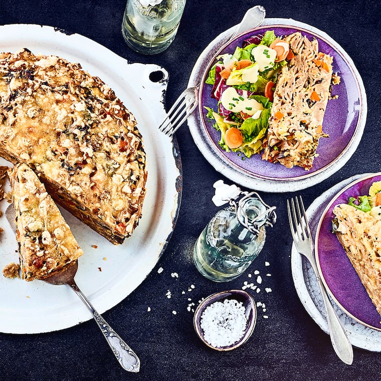 Nudeltorte mit Blattsalat