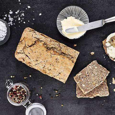 Unser Nussbrot-Rezept wird mit Vollkornmehl, Hefe, Walnüssen und Haselnüssen zubereitet und gelingt garantiert.