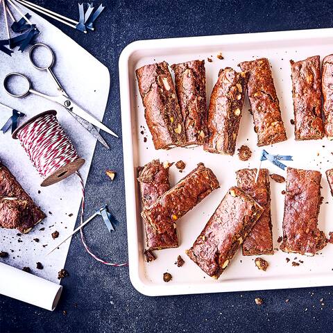 Unser veganes Rezept für knackige Nussriegel mit Mandeln, Pistazien und Trockenfrüchten schmeckt nicht nur an Weihnachten – probieren Sie es gleich mal aus!