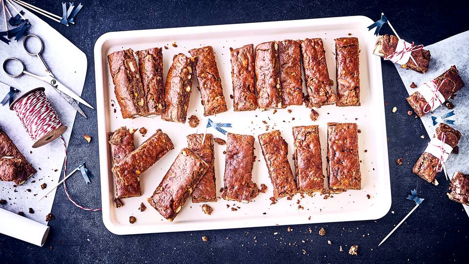 Unser veganes Rezept für knackige Nussriegel mit Mandeln, Pistazien und Trockenfrüchten schmeckt nicht nur an Weihnachten – probieren Sie es gleich mal aus!