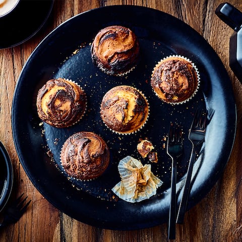 Wenn Sie gerne Nutella essen werden Sie diese Muffins lieben: Saftige Nutella Muffins sind einfach und schnell zubereitet und besonders köstlich. 