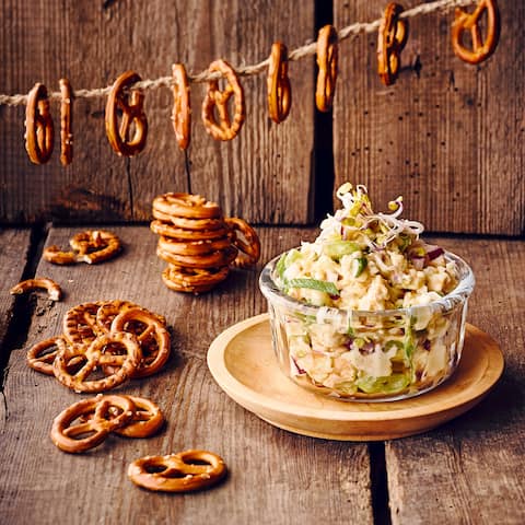 Bereiten Sie die bayrische Käsespezialität selbst zu und genießen Sie zur Brotzeit mit unseren Obazda-Rezepte würzigen Käse zu Brezel und Bier.
