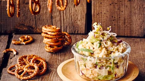 Bereiten Sie die bayrische Käsespezialität selbst zu und genießen Sie zur Brotzeit mit unseren Obazda-Rezepte würzigen Käse zu Brezel und Bier.