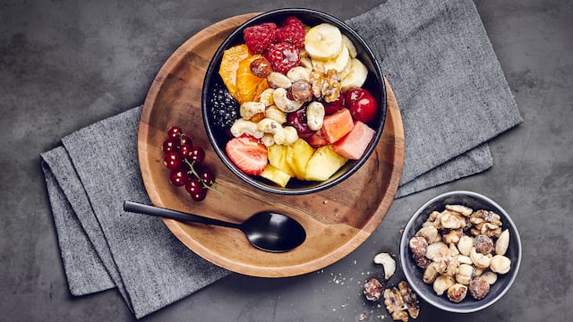 Obstsalat mit Nüssen