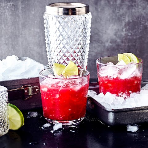 Unser alkoholfreier Octopussy-Cocktail mit Sauerkirsch-Nektar und Ananassaft ist ein eisgekühlter fruchtiger Drink für jede Gelegenheit – einfach köstlich!