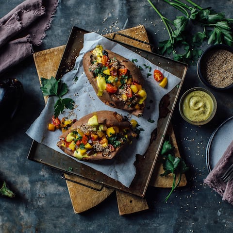 Hoch hinaus! Unser Rezept für Ofen-Süßkartoffel mit Auberginen-Mango-Ragout lässt die Geschmacksnerven in die Höhe fliegen!
