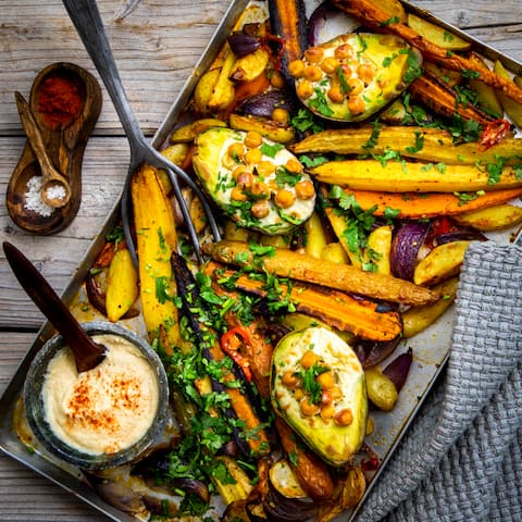 Bereiten Sie Ihr Gemüse mit selbstgemachtem Humus-Dip nach unserem Rezept zu und genießen Sie Kartoffeln, Möhren und Avocados aus dem Ofen.
