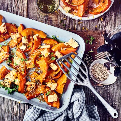 Frisch aus dem Ofen und am besten noch dampfend genießen: Unser Rezept für aromatischen Ofenkürbis mit Zimt, Honig und Feta bringt den Herbst auf den Tisch!