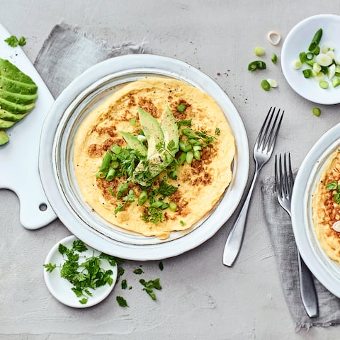 Ein schnelles Mittagessen mit nur wenig Kohlenhydraten. Unser Omelett mit Avocado eignet sich hervorragend für eine ketogene Ernährung.