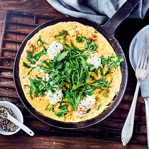 Unser Tipp für ein herzhaftes Frühstück mit Ei: Probieren Sie unser Omelette mit Ricotta und frischem Rucola – fertig in weniger als 20 Minuten!