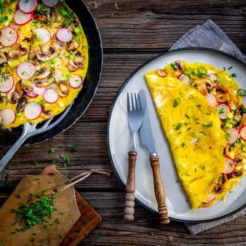 Frische Champignons und Radieschen eignen sich hervorragend als Zutat für ein frisches selbstgemachtes Omelette – am besten heiß servieren und direkt genießen!