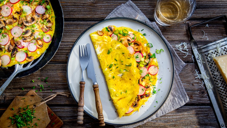 Frische Champignons und Radieschen eignen sich hervorragend als Zutat für ein frisches selbstgemachtes Omelette – am besten heiß servieren und direkt genießen!