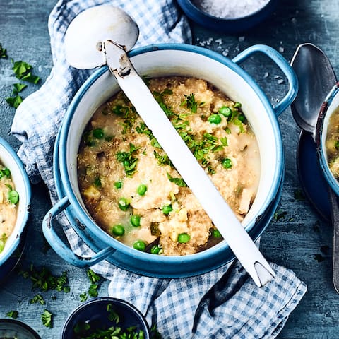 Durch die Kokosmilch wird unser Rezept für One Pot Quinoa mit Zucchini, Erbsen und Kokosmilch lecker cremig und ist ganz schnell gekocht – und das in nur einem Topf. 