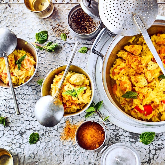 Ein One Pot Gericht mit orientalischer Note: Unser Rezept für One Pot Reis mit Chicken Curry ist super schnell zubereitet und kommt mit leichter Schärfe daher.