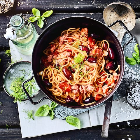 Wenn es mal wieder schnell gehen muss und möglichst wenig Kochgeschirr genutzt werden soll: Probieren Sie unsere One Pot Spaghetti mit Fenchel und Salsiccia.