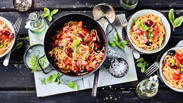 Wenn es mal wieder schnell gehen muss und möglichst wenig Kochgeschirr genutzt werden soll: Probieren Sie unsere One Pot Spaghetti mit Fenchel und Salsiccia.