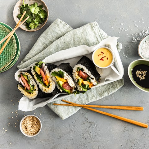 Hier bei uns vielleicht etwas weniger bekannt als Nigiri oder Maki, aber genauso lecker: Onigirazu sind kleine japanische Sushi-Sandwiches.