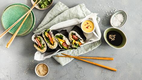 Hier bei uns vielleicht etwas weniger bekannt als Nigiri oder Maki, aber genauso lecker: Onigirazu sind kleine japanische Sushi-Sandwiches.