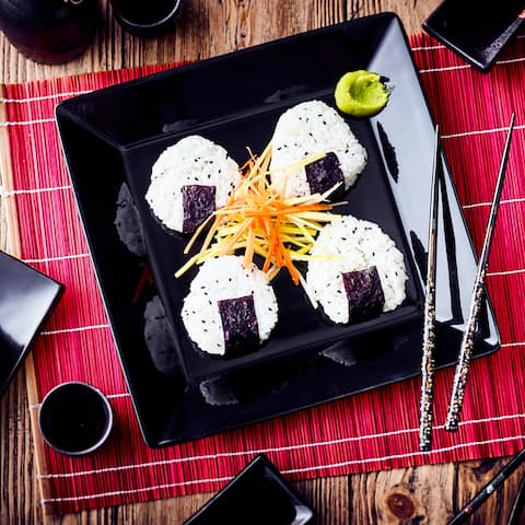 Vielseitig füllbar und ein Muss für einen leckeren Sushi-Abend sind Onigiri – kleine japanische Reisbällchen. Wir zeigen Ihnen wie Sie sie selbst herstellen können.