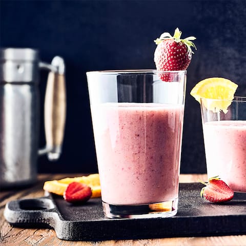 Fruchtiger Sommerdrink: Probieren Sie unseren Orange-Erdbeer-Shake mit Ahornsirup, Buttermilch und Vierkornflocken - erfrischend und nahrhaft zugleich!