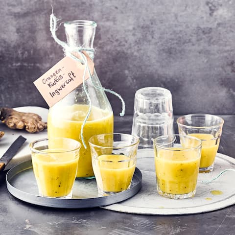 Ballaststoffreicher Snack: Pressen Sie den Saft aus Kürbis, Orange und Ingwer aus und bereiten aus dem Fruchtfleisch und mit Chiasamen Mini-Burger zu!