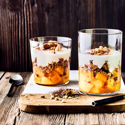 Fruchtiges Dessert: Probieren Sie unser Trifle mit saftiger Orange und frischer Mango an Schafsmilchjoghurt und Mandelbiscotto – in 15 Minuten zubereitet!