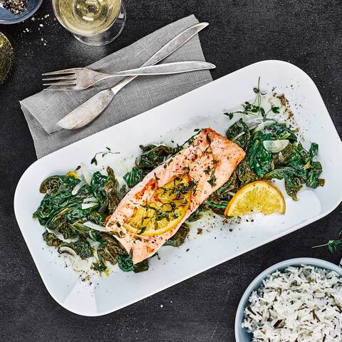 Unbedingt probieren! - Unser Rezept für Orangenlachfilet auf Spinat vereint hervorragend gebratenes Lachsfilet mit filetierter Orange und Spinat für einen frischen Geschmack.