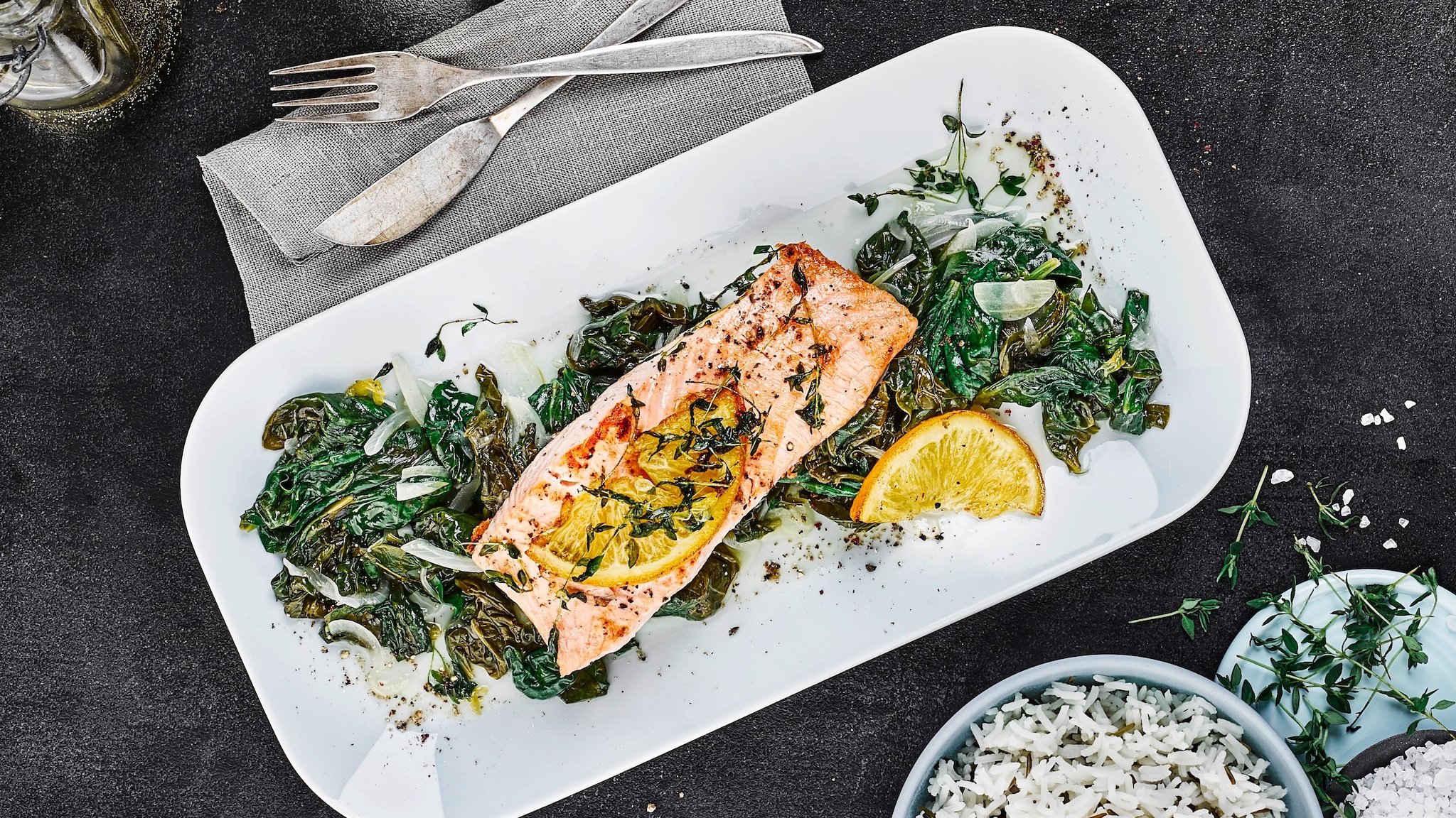 Orangenlachsfilet auf Spinat