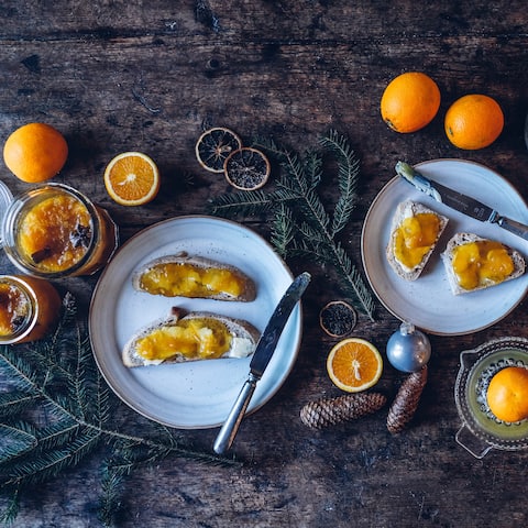 Der süßlich, leicht bittere Geschmack ist unverwechselbar: Wir machen Orangenmarmelade einfach selber und toppen sie mit etwas Sternanis und Zimt. 