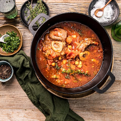 Sie lieben die italienische Küche? Dann schmoren Sie eine schmackhafte Kalbshaxe mit Wurzelgemüse nach unserem Ossobuco-Rezept.
